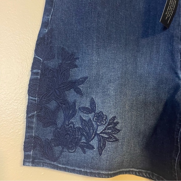 G by Giuliani  Women's Blue Denim Shorts Size 6 - Picture 2 of 6